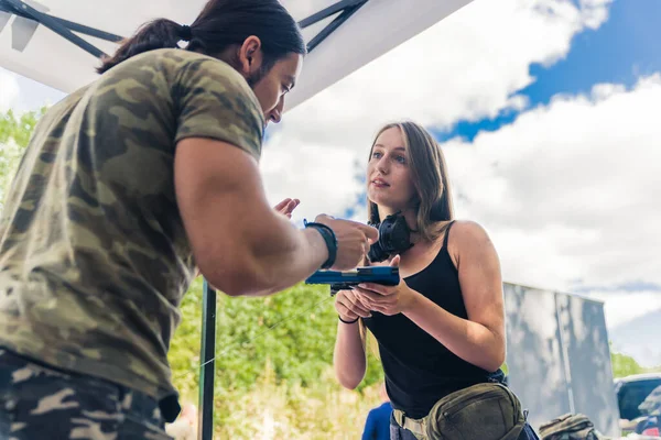 Caucasian Male Gun Reseller Showing His Products Young Faustian Woman — Fotografia de Stock