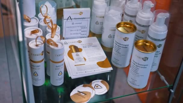 2022 Warsaw Poland Luxurious Skincare Products White Packages Placed Showcase — Vídeo de stock