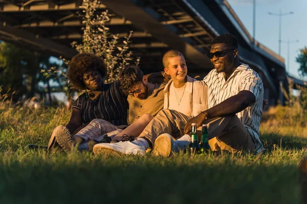 Positive Diverse Group Friends Sitting Together Blanket Grass Drinking Beer — Photo