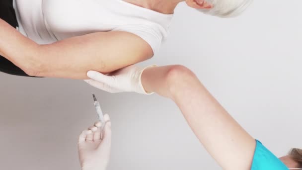 Vertical Shot Young Caucasian Nurse Vaccinating Arm Senior Adult Caucasian — Stockvideo