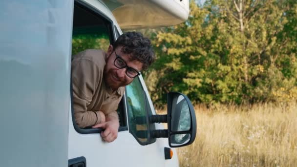 Cheerful Young Bearded Man Leaning Out Window Camper Van Smiling — Vídeo de Stock