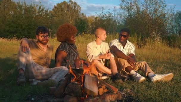 Multicultural Group Friends Enjoying Pleasurable Sunset Time Nature Campfire While — Wideo stockowe