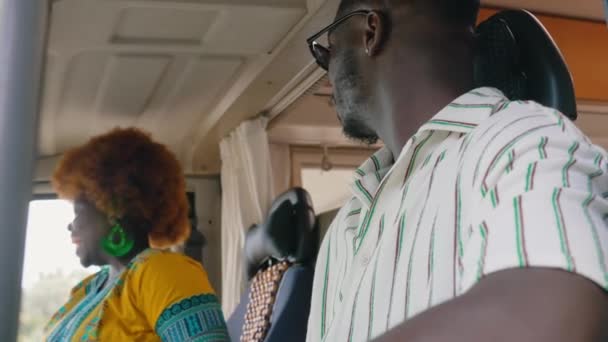 Μελαχρινή Χαμογελαστή Αφρικάνα Αφρο Κούρεμα Φορώντας Ένα Φωτεινό Φόρεμα Boho — Αρχείο Βίντεο