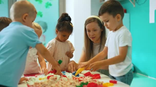 Caucasian Teacher Her Children Making Figures Kinetic Sand High Quality — Vídeo de stock