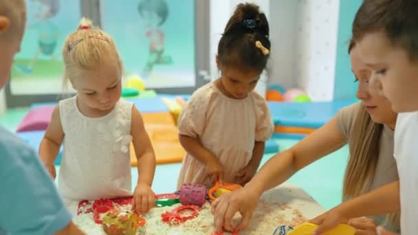 Kids Playing Kinetic Sand Nursery High Quality Footage — Video Stock