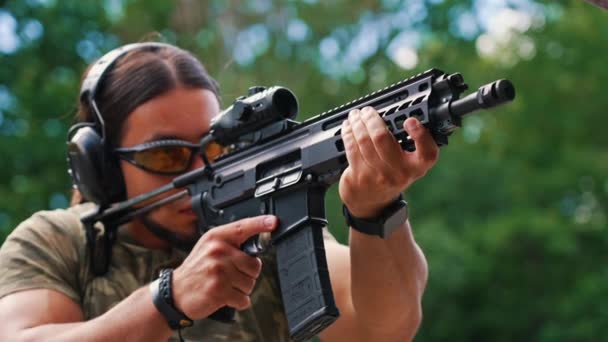 White Muscular Man Camouflage Shirt Safety Gear Firing Submachine Gun — Vídeo de stock