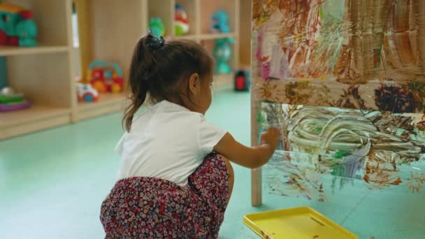 Милая Маленькая Девочка Рисующая Стекле Детском Саду Высококачественные Кадры — стоковое видео