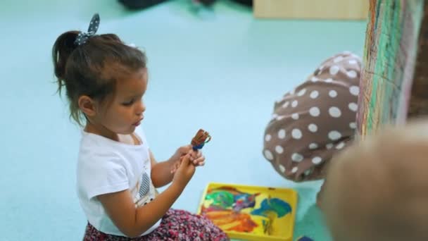 Little Girl Painting Glass Nursery Full Shot High Quality Footage — Αρχείο Βίντεο