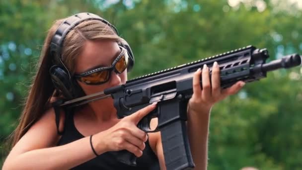 Outdoor Shooting Range Concept Young Beautiful Long Haired Caucasian Girl — ストック動画