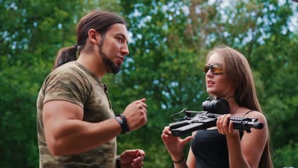 Bearded Man Camo Shirt Showing Submachine Gun Female Client Buying — Αρχείο Βίντεο