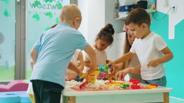 Sensory Play Nursery School Toddlers Teacher Having Fun White Fluffy — Stock video