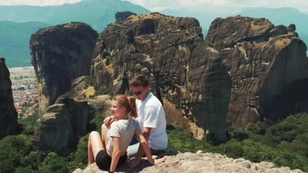 2022 Meteora Greece Young Adult Heterosexual Couple Sitting Top Meteora — Stok video