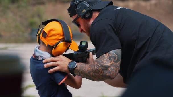 2022 Modlin Poland Male Instructor Showing Child Safety Headphones How — Stock videók