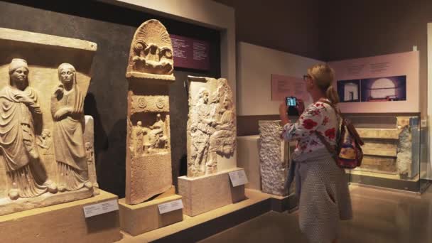 2022 Thessaloniki Greece Three White Marble Heads Placed Display Archaeological — Αρχείο Βίντεο