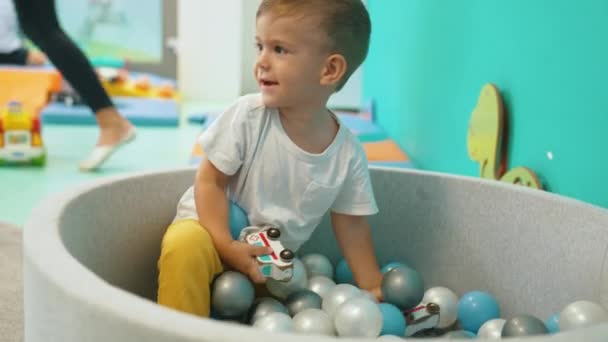 Хлопчик Тоддлер Грає Іграшкою Кульковій Ямі Повній Різнокольорових Кульок Вправа — стокове відео
