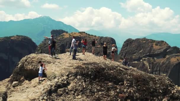 2021 Meteora Greece Random Group Tourists Seen Afar Walking Famous — стокове відео