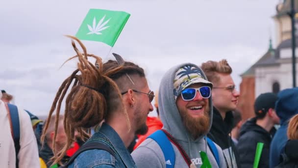 2022 Warsaw Poland Men Sunglasses Talking Laughing Hemp Leaf Flags — стокове відео