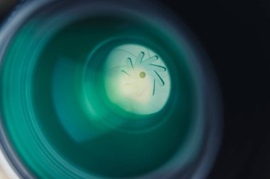 Profesyonel kamera merceğinin içinde yeşil yansımalı yakın çekim delikleri. Yüksek kalite fotoğraf