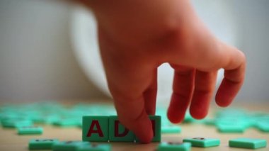ADHD kelimesi. Üzerinde harfler olan küçük renkli küpler. Dikkat eksikliği Hiperaktivite Bozukluğu. Akıl sağlığı. Yüksek kalite 4k görüntü