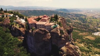 Yunanistan 'ın Meteora kentindeki pek çok ortodoks manastırından birinin insansız hava aracı görüntüsü. Çarpıcı dini mimari ve doğal çevre. Yüksek kalite 4k görüntü