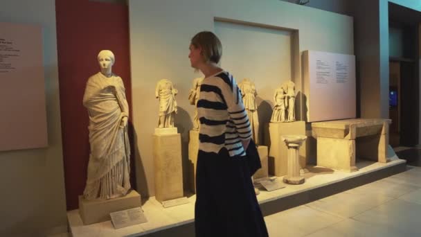 2022 Selanik Yunanistan Selanik Arkeoloji Müzesi Nde Sergilenen Mermer Başlıklar — Stok video