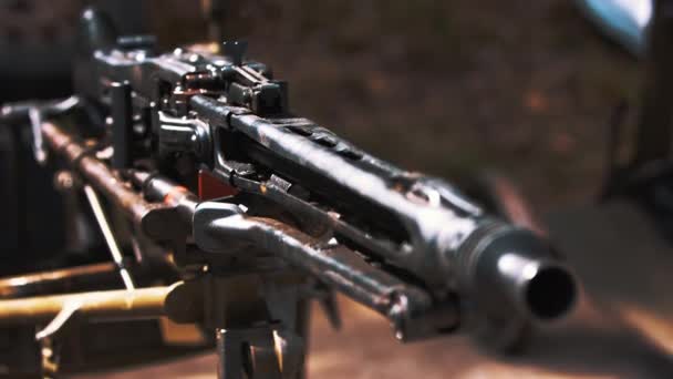 ディスプレイラック上のマキシムライフルの屋外クローズアップスローモーションショット 軍と射撃範囲の概念 武器の概念 高品質4K映像 — ストック動画