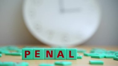 Penaltı kelimesi. Üzerinde harfler olan küçük renkli küpler. Yüksek kalite 4k görüntü
