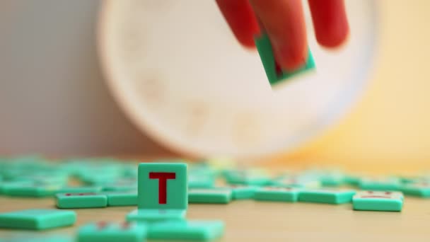 Slovo TAX je vyrobeno z malých barevných hracích desek s vyraženými písmeny. Finanční výzkum, vládní daně a koncepce výpočtových daňových přiznání. Vysoce kvalitní 4K záběry