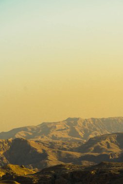 Ürdün 'deki çöl ve dağların manzarası. Dikey çekim. Yüksek kalite fotoğraf