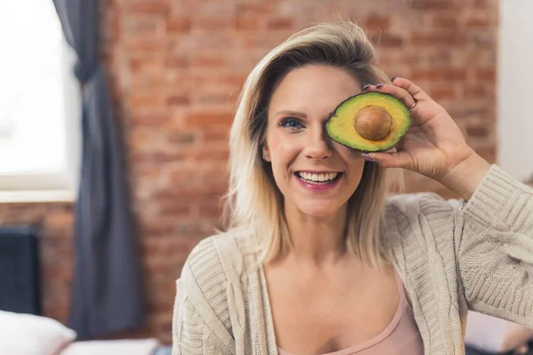 Mujer Caucásica Feliz Con Pelo Rubio Sonriendo Sosteniendo Mitad Aguacate —  Fotos de Stock