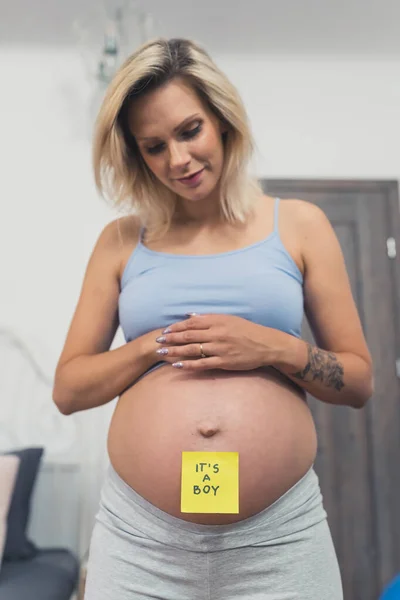 Rapaz Bela Jovem Grávida Com Adesivo Amarelo Sua Barriga Revelando — Fotografia de Stock