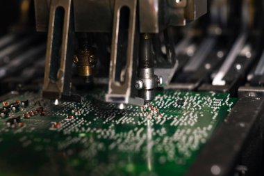 PCB baskı devre kartının elektrik bileşenleri yüzey montajı cihazı SMD tarafından monte edildi. Modern teknoloji. Yatay yakın plan çekim. Yüksek kalite fotoğraf