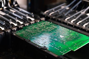PCB baskılı devre kartının elektrik bileşenleri SMD yüzey montajı cihazında monte ediliyor. Modern hassas teknoloji. Yatay çekim. Yüksek kalite fotoğraf