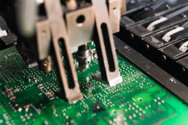 PCB baskılı devre kartı üzerinde çalışan SFD yüzey montaj cihazını kapat. Toplanıyor. Modern teknoloji. Yatay çekim. Yüksek kalite fotoğraf