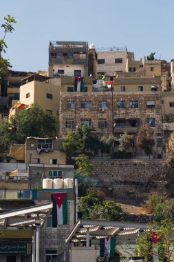 06.18.2022. Amman, Jordan. Üzerinde Ürdün bayrağı olan eski binalar ve evler. Yüksek kalite fotoğraf