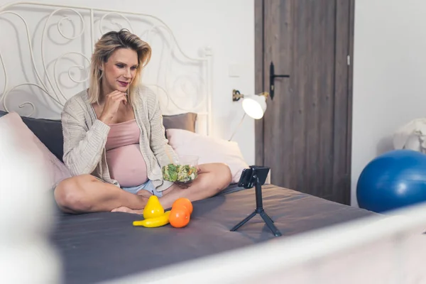 Mujer Embarazada Caucásica Moderna Sentada Una Cama Comiendo Una Ensalada —  Fotos de Stock