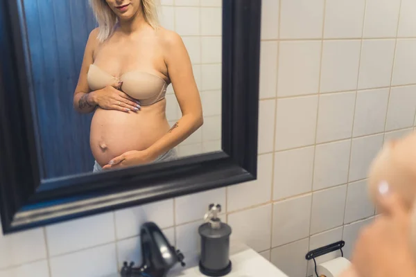 Szereti Terhes Fiatal Nőt Aki Tükör Előtt Áll Fürdőszobában Tartja — Stock Fotó