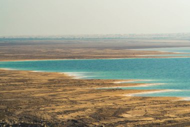 Ölü deniz, Ürdün 'de ulusal bir dönüm noktası. Mavi su ve kumlu sahil. Yüksek kalite fotoğraf