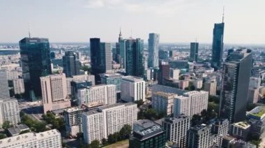 Varşova Polonya şehir merkezi modern apartman binaları yüksek binalar ve ağaçlar. İHA 'nın gündüz manzarası. Yatay olarak. Yüksek kalite 4k görüntü