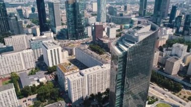 Camdan yüksek binalarla çevrili çağdaş konutlar. Gündüz şehir manzarası. Yatay drone atışı. Yüksek kalite 4k görüntü