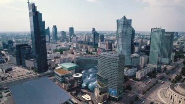 Varşova 'nın merkezindeki Zlote Tarasy alışveriş merkezinin modern cam yüksek binalarla kuşbakışı görüntüsü. Şehir manzarası. Yatay olarak. Yüksek kalite 4k görüntü