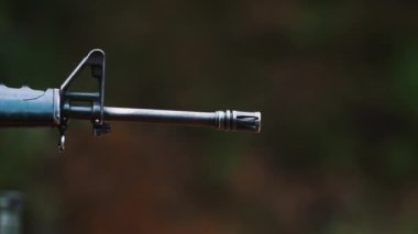 Namludan birkaç el ateş edilmiş. Açık hava çekimine yakın çekim. Duman çıkıyor. Arka plan bulanık. Atış poligonu ve askeri konsept. Yüksek kalite 4k görüntü