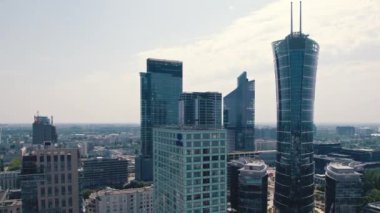 Varşova Polonya 'nın merkezindeki modern yüksek binaların insansız hava aracı görüntüleri. Gökdelen şehir manzarası. Bulanık ufuk çizgisi. Yatay olarak. Yüksek kalite 4k görüntü