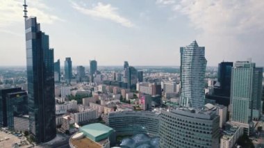 Varşova Polonya 'daki Zlote Tarasy alışveriş merkezinin arka planında cam gökdelenler ve yerleşim alanları olan insansız hava aracı görüntüleri. Yatay şehir manzarası. Yüksek kalite 4k görüntü