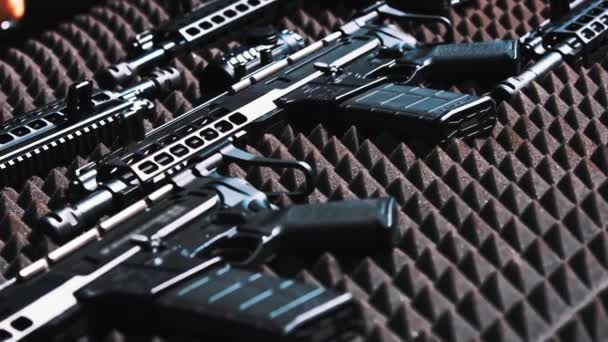 Nuevo Brillante Arma Negra Profesional Colocada Sobre Espuma Gris Especial — Vídeo de stock