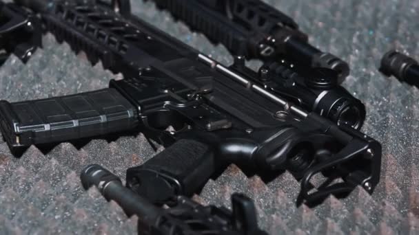 Professionele Opslag Van Vuurwapens Zwarte Pistolen Geweren Liggen Beschermend Grijs — Stockvideo