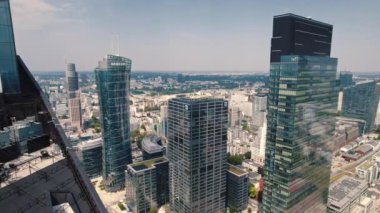 Varşova Polonya 'nın merkezindeki apartmanlarla çevrili yüksek binaların insansız hava aracı görüntüleri. Gün ışığı şehri. Yatay olarak. Yüksek kalite 4k görüntü