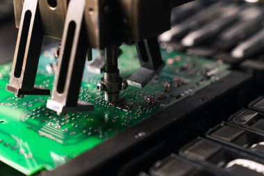 PCB baskılı devre kartında elektriksel bileşenleri birleştiren SFD yüzey montajı cihazını kapat. Modern teknoloji. Yatay çekim. Yüksek kalite fotoğraf