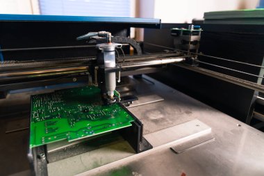 PCB baskılı devre kartının yüzeyine lehim dağıtan makine. Lehim işlemi. Modern teknoloji. Makine üretimi. Yatay çekim. Yüksek kalite fotoğraf