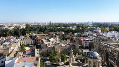 Şehir manzarası, La Giralda Kulesi 'nden eski kasaba manzarası, Sevilla Katedrali' nin çatısında Real Alcazar de Sevilla, Endülüs, İspanya manzarası. Yüksek kalite fotoğraf